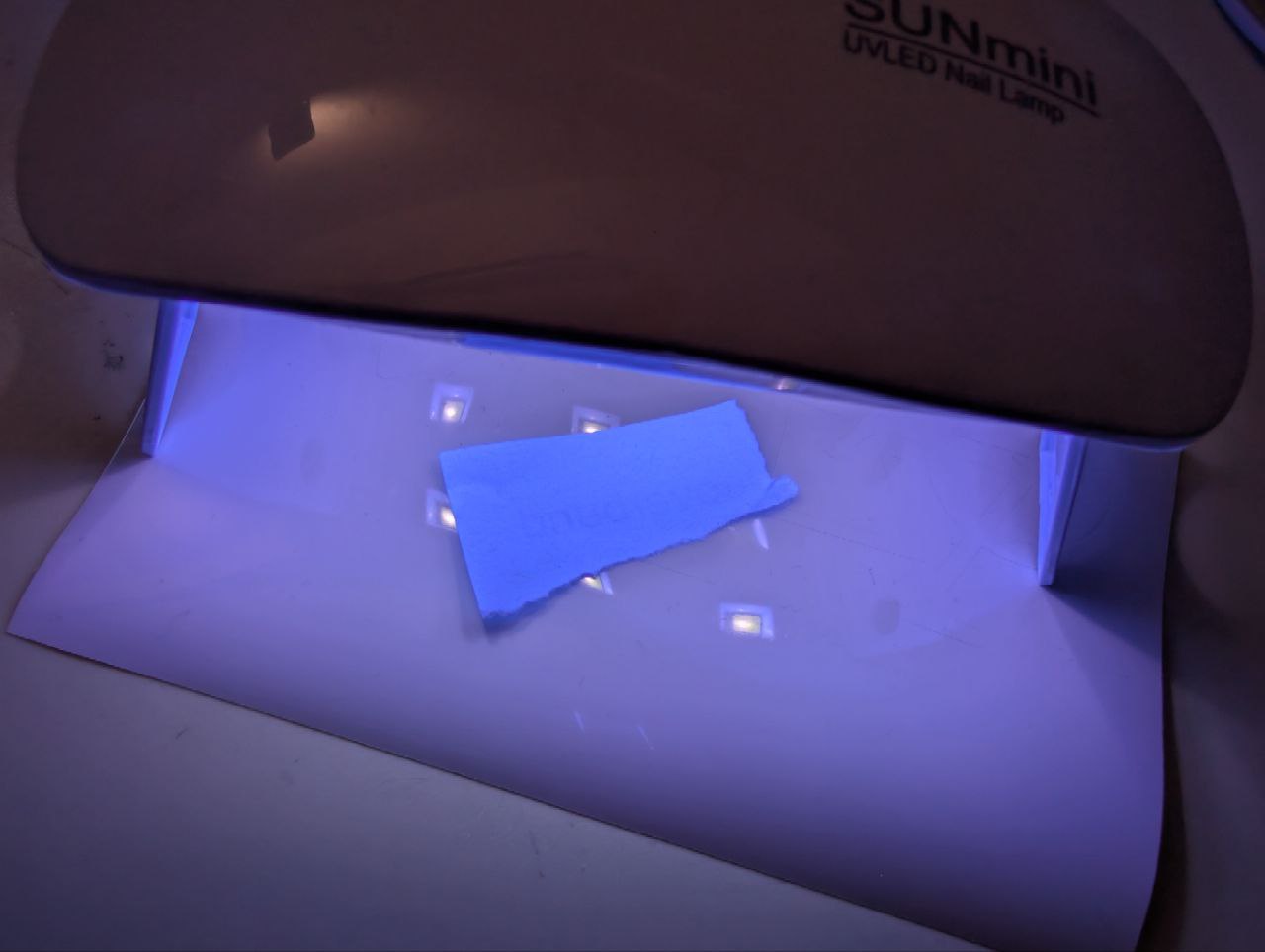 Here should be a image of a 'Cheap NoName UV Lamp turned on'