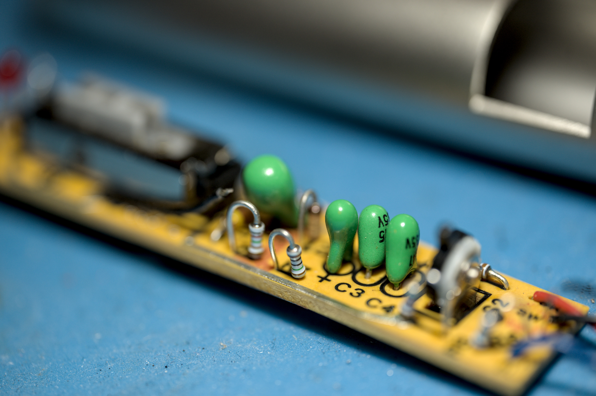 Here should be an image of a 'PCB with the original Tantalum Capacitors of the K30AV'